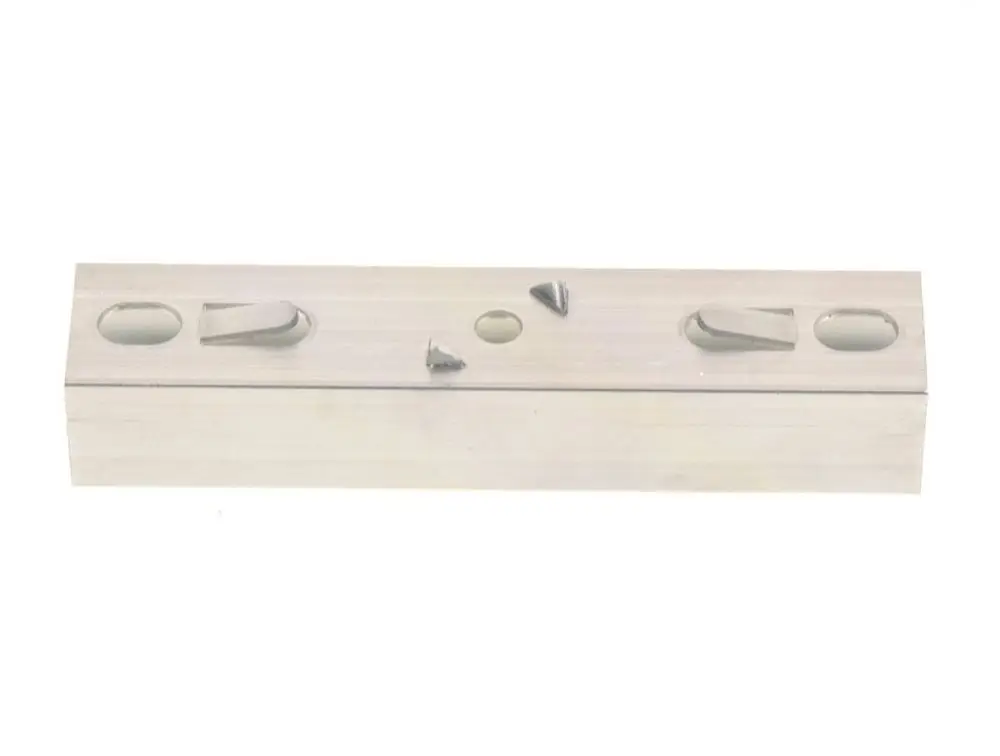 BOSCH Steckverbinder aus Metall mit mehreren Öffnungen und bearbeiteten Flächen zur einfachen Montage in elektrischen Anwendungen.